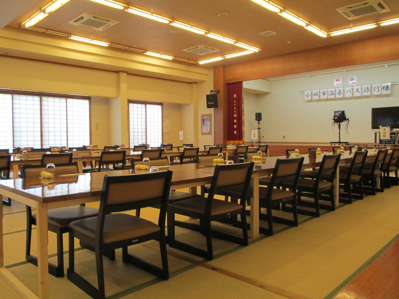 白磁乃湯のご宴会場(テーブル席)
