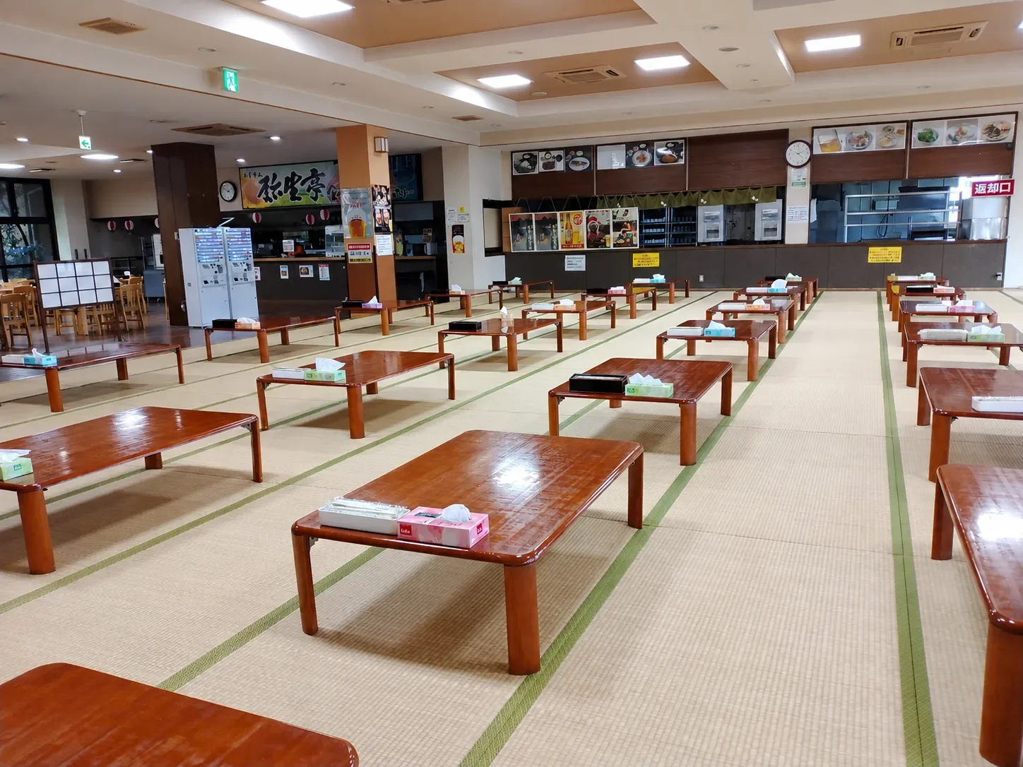 広々としたお食事処 弥生亭
